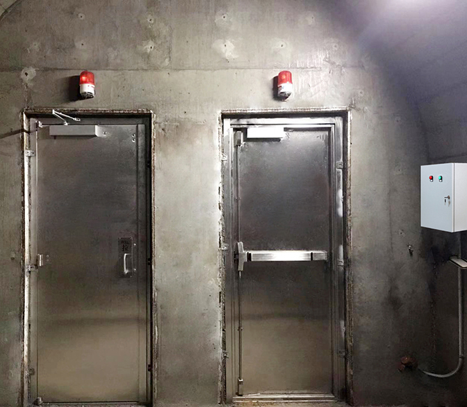 Anti-wind pressure fire door